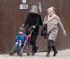 Naomi Watts emmène sa mère Miv Watts et son fils Samuel Kai dans un salon de manucure-pédicure à New York, le 20 décembre 2012.