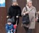 Naomi Watts, sa mère Miv Watts et le petit garçon Samuel kai se dirigent vers un salon de manucure-pédicure à New York, le 20 décembre 2012.