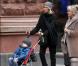 Naomi Watts et sa mère Miv Watts vont à un salon de manucure-pédicure à New York, le 20 décembre 2012.