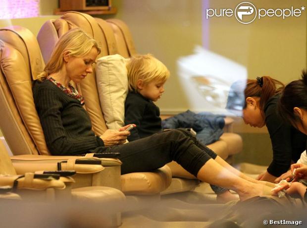 Naomi Watts occupée sur son téléphone et son fils Samuel en pleine séance de pédicure dans un salon new-yorkais, le 20 décembre 2012.