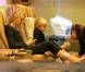 Naomi Watts occupée sur son téléphone et son fils Samuel en pleine séance de pédicure dans un salon new-yorkais, le 20 décembre 2012.