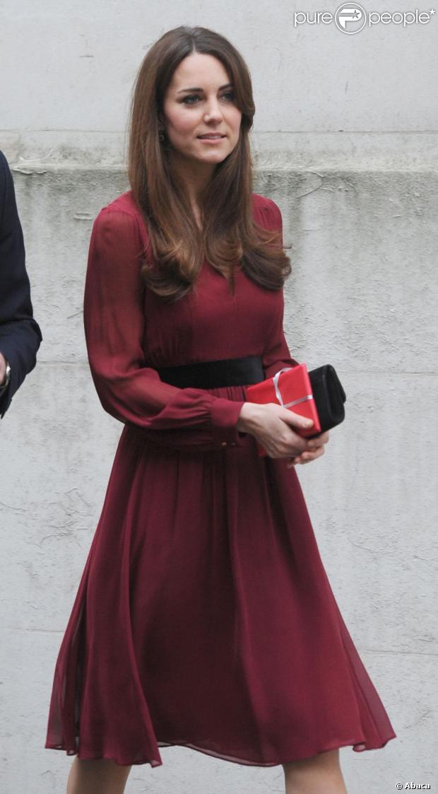 CASA REAL BRITÁNICA - Página 63 1022340-the-duchess-of-cambridge-leaves-the-620x0-1