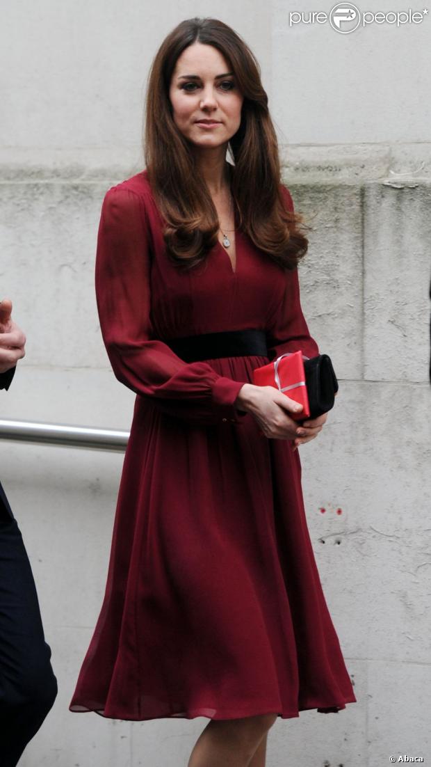 CASA REAL BRITÁNICA - Página 63 1022341-the-duchess-of-cambridge-leaves-the-620x0-1