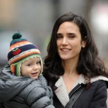 Jennifer Connelly et sa fille Agnes après avoir quitté le plateau de tournage du film <em>Winter's Tale</em> à New York le 14 janvier 2013.