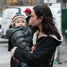 Jennifer Connelly et sa fille Agnes, née le 31 mai 2011, après avoir quitté le plateau de tournage du film <em>Winter's Tale</em> à New York le 14 janvier 2013.