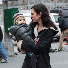<p>Jennifer Connelly retrouve sa fille Agnes, après le tournage du film <em>Winter's Tale</em> à New York, le 14 janvier 2013.</p>