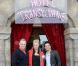 Genndy Tartakovsky en réalisateur pose au côté d'une Virginie Efira enceinte et Axel Goude pour le photocall du film Hôtel Transylvanie lors du Festival de l'Alpe d'Huez, le 19 janvier 2013. Elle porte une doudoune Look.