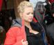 Virginie Efira dévoile son ventre rond pendant le photocall pour le film Hôtel Transylvanie lors du Festival de l'Alpe d'Huez, le 19 janvier 2013. Elle porte une doudoune Look.