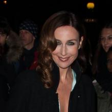 Elsa Zylberstein arrive au Palais de Chaillot pour assister au défilé haute couture printemps-été 2013 de Giorgio Armani. Paris, le 22 janvier 2013.