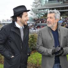 Edouard Baer et Alain Chabat lors du 92e Grand Prix d'Amérique à l'hippodrome de Vincennes à Paris le 27 Janvier 2013.