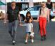 Johnny et Laeticia Hallyday font du shopping avec leurs filles Jade et Joy à Pacific Palisades le 27 septembre 2012.