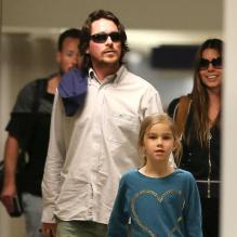 Christian Bale, sa femme Sandra Sibi Blazic et leur fille Emmeline arrivent à l'aéroport de Los Angeles, le 31 janvier 2013.