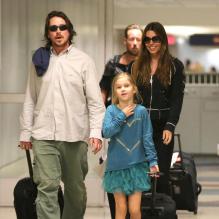 Christian Bale, sa femme Sandra Sibi Blazic et leur fille Emmeline, 7 ans, arrivent à l'aéroport de Los Angeles, le 31 janvier 2013.