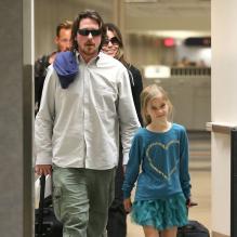 Christian Bale, sa femme depuis 2000, Sandra Sibi Blazic, et leur fille Emmeline, arrivent à l'aéroport de Los Angeles, le 31 janvier 2013.