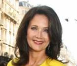 Lynda Carter, alias Wonder Woman, au défilé Christian Lacroix