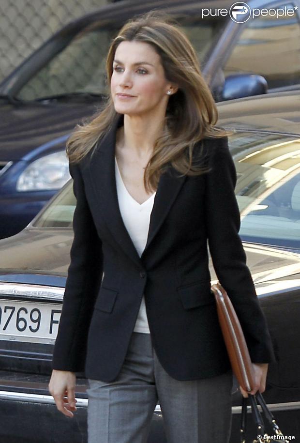 AGENDA PERSONAL DE LA PRINCESA LETIZIA Nº (2) - Página 74 1044368-la-princesse-letizia-d-espagne-se-rend-620x0-1