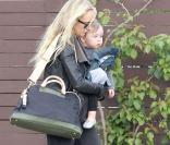 Exclu - Kimberly Stewart se rend chez des amis avec sa fille Delilah a Sherman Oaks, le 10 février 2013.