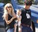 Exclu - Kimberly Stewart en famille avec sa fille Delilah et Benicio Del Toro, dans les rues de Los Angeles, le 25 août 2012.