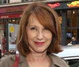 Nathalie Baye ne signe pas un chèque, elle est en séance de dédicaces