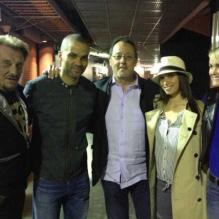 Tony Parket entouré de Johnny Hallyday, son épouse Laeticia, Jean Reno et sa compagne Axelle, le 21 février 2013 à Los Angeles