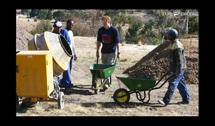 Le Prince Harry met la main à la pâte pour reconstruire une école