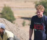 Le Prince Harry met la main à la pâte pour reconstruire une école