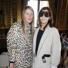 Anna Dello Russo et Carine Roitfeld assistent au défilé automne-hiver 2013 de Stella McCartney à l'Opéra Garnier. Paris, le 4 mars 2013.