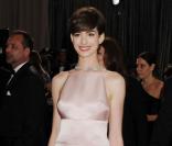 Oscars 2013, Anne Hathaway et sa robe : Amanda Seyfried vole à son secours