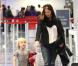 Poppy Montgomery et son fils Jackson à Los Angeles le 30 novembre 2012.