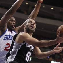 Tony Parker lors d'un match face aux 76ers de Philadelphie au Wells Fargo Center de Philadelphie le 21 janvier 2013