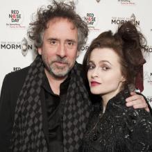 Tim Burton et Helena Bonham Carter assistent à la représentation de la comédie musicale The Book of Mormon au profit du Red Nose Day au Prince of Wales Theatre. Londres, le 13 mars 2013.