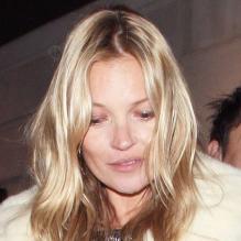 Kate Moss accompagnée de son mari Jamie Hince lors de la représentation de la comédie musicale The Book of Mormon au profit du Red Nose Day au Prince of Wales Theatre. Londres, le 13 mars 2013.