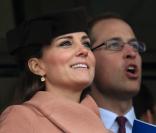 Kate Middleton enceinte : Elle protège son baby bump auprès de son prince