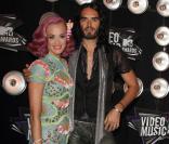 Russell Brand moque son mariage avec Katy Perry, "un accord sacré de 14 mois"