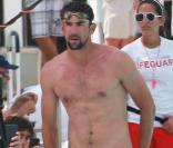 Michael Phelps : Musclé et en petit slip de bain, le retraité des bassins assure