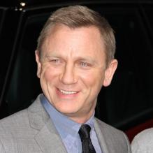 Daniel Craig souriant au Salon de l'auto de New York le 26 mars 2013.