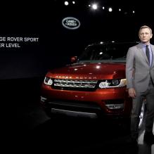 Daniel Craig dévoile avec classe le nouveau Range Rover Sport lors du Salon de l'auto de New York le 26 mars 2013.