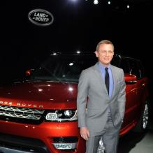 Daniel Craig devant l'élégant Range Rover Sport au Salon de l'automobile de New York, le 26 mars 2013.