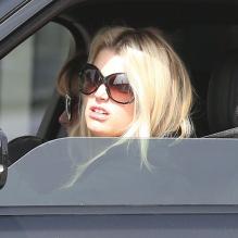 L'animatrice de Fashion Star, Jessica Simpson, enceinte fait du shopping chez Chanel à Los Angeles le 28 mars 2013.