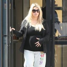 Jessica Simpson enceinte fait du shopping chez Chanel à Los Angeles le 28 mars 2013.