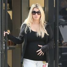 Jessica Simpson fait du shopping chez Chanel à Los Angeles le 28 mars 2013.