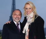  Elodie Gossuin et Olivier Dassault lors de la soirée événement BMW i Tour à Paris le 3 avril 2013. Pour la première fois en France la BMW i 3 Concept Coupé et la BMW i 8 Concept sont présentées au Palais de Tokyo. 
 Un concept d' architecture LifeDrive et des services révolutionnaires de mobilité future et durable sont révélés pour la circonstance. Pour illustrer la démarche éco-responsable de BMW i, Alain Passard a conçu un jardin éphémère sur le toit de Palais de Tokyo. 