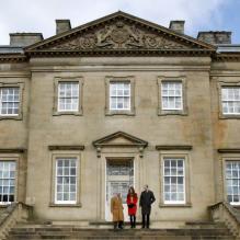 Le prince Charles a acquis Dumfries House en 2007 contre vents et marées pour en faire un lieu de vie ouvert au public. Kate Middleton et le prince William, alias la comtesse et le comte de Strathearn, et le prince Charles, alias le duc de Rothesay, inauguraient ensemble le 5 avril 2013 dans l'Ayrshire, en Ecosse, le centre Manoukian à Dumfries House.