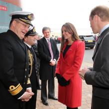 <p>Kate Middleton et le prince William, après l'inauguration de Dumfries House, se sont rendus sur le site de BAE Systems à Barrow-in-Furness, en Cumbrie, le 5 avril 2013, pour découvrir les nouveaux sous-marins nucléaires de la Navy.</p>