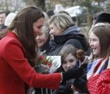 Kate Middleton, enceinte: Rieuse avec William et Charles, choquée par une poupée