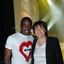 Martine Aubry et Rio Mavuba, capitaine de l'équipe de foot de Lille, lors de la soirée organisée par ce dernier au Zénith de Lille, le 8 avril 2013.