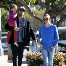 Jennifer Garner et Ben Affleck se promènent dans les rues de Pacific Palisades avec leur fille Seraphina, le 9 avril 2013