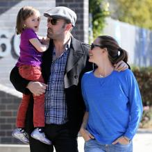 Jennifer Garner et Ben Affleck se promènent dans les rues de Pacific Palisades avec leur cadette Seraphina, le 9 avril 2013