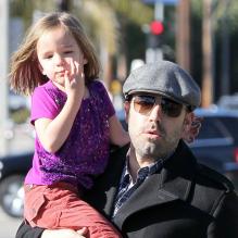 Jennifer Garner et Ben Affleck se promènent dans les rues de Pacific Palisades avec leur fille Seraphina, le 9 avril 2013 - Seraphina dans les bras de papa