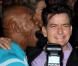 Mike Tyson s'apprête à mordre l'oreille de Charlie Sheen lors de l'avant-première de Scary Movie 5 au Cinerama Dome de Los Angeles le 11 avril 2013
